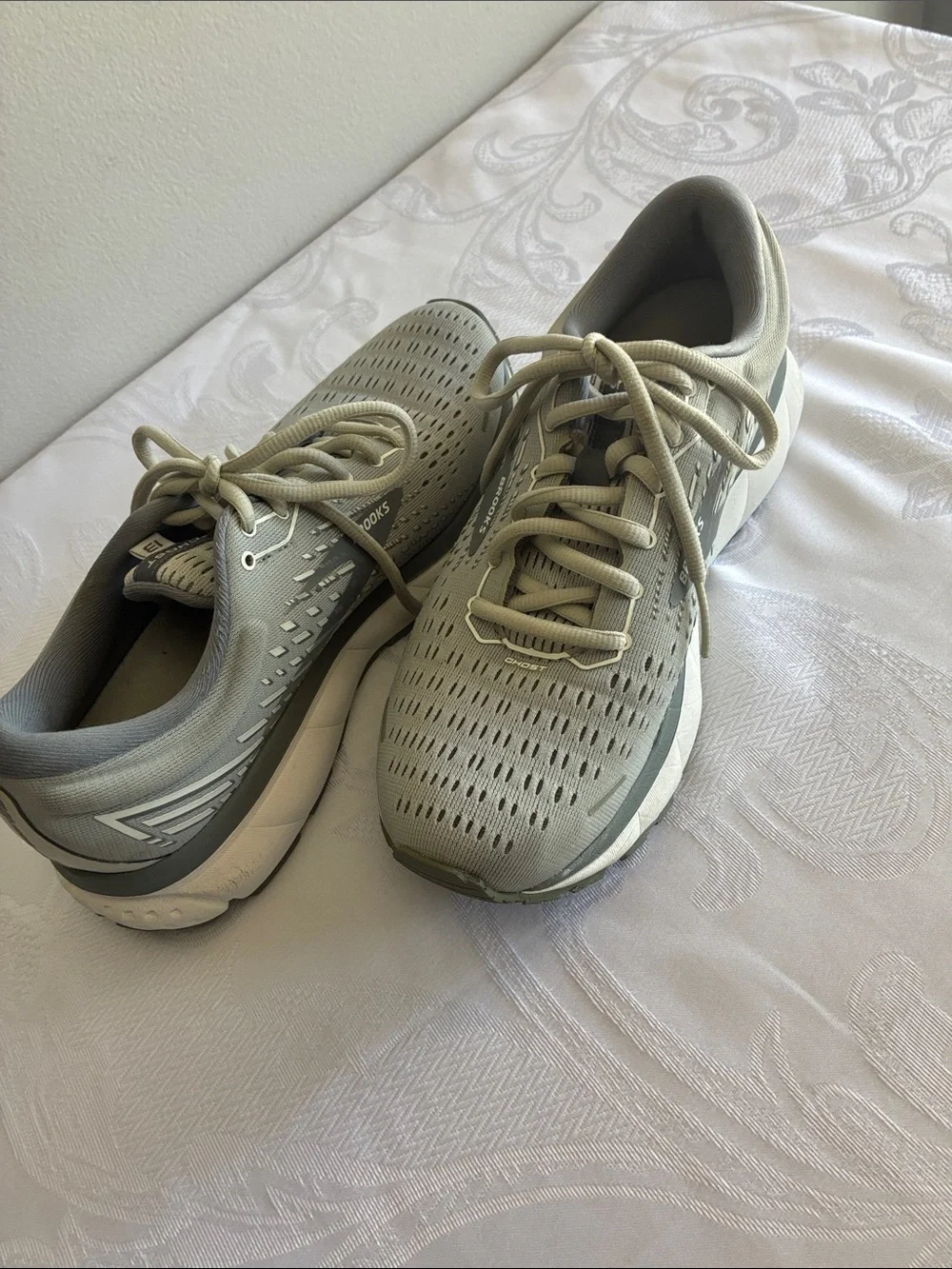 Brooks Women's Light Gray Athletic Running Sneakers